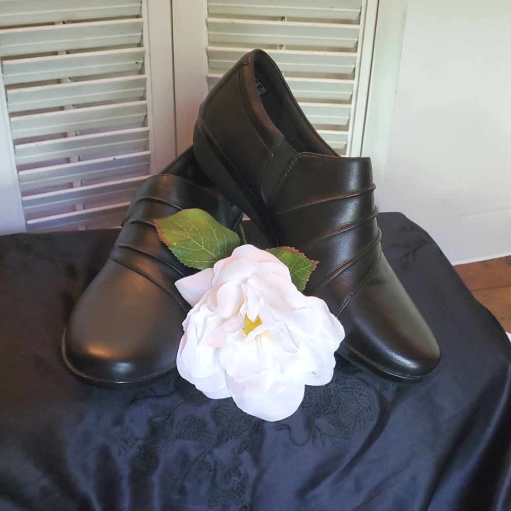 Clarks Everlay Heidi Black Leather Soft Cushion Loafers, Size 8 Medium
